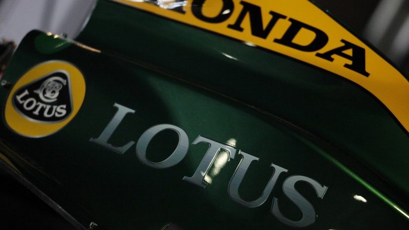 Unlike the F1 car, the IndyCar has the proper Lotus logo