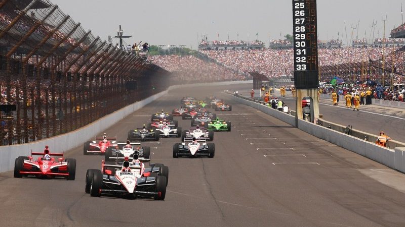 Castroneves leads the field into the first corner