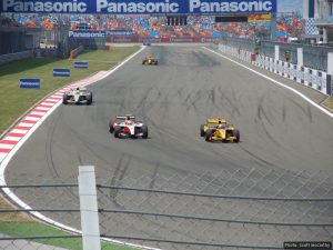 Challenging Jérôme d'Ambrosio into Istanbul's turn one