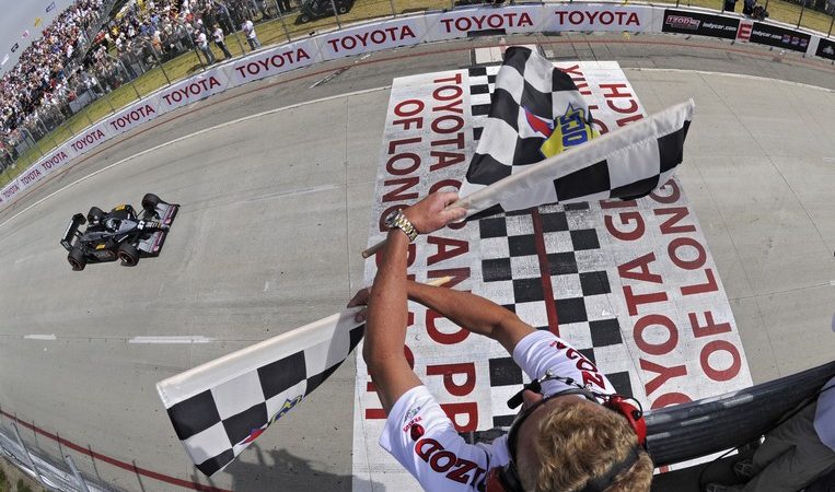 Mike Conway takes the chequered flag