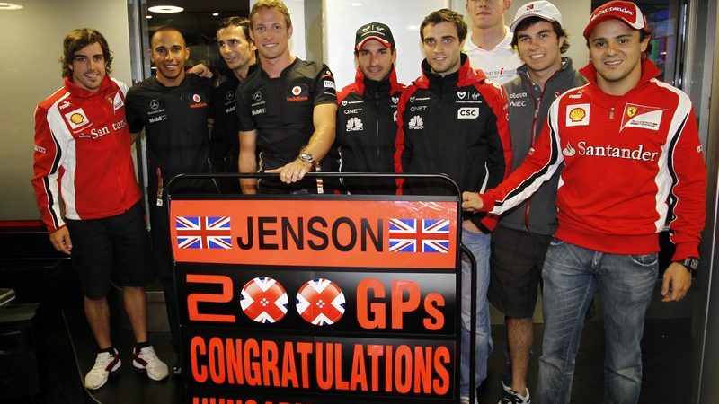 Drivers turn out to mark Button's 200th GP